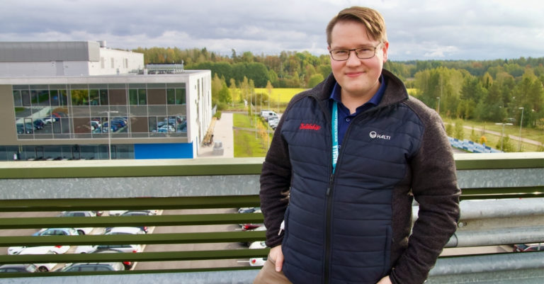Kuva: Ville Hela-Aro (Teollinen muotolija, Solidabis Oy) kuvattuna katolla. Taustalla toimistorakennus.
