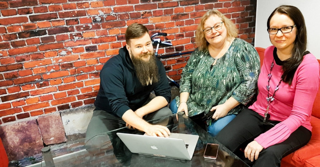 Kuvassa eKake-projektin tekijöitä. Projektissa palvelumuotoilu, käyttäjätutkimukset ja käyttäjäkeskeinen suunnittelu ovat keskiössä.