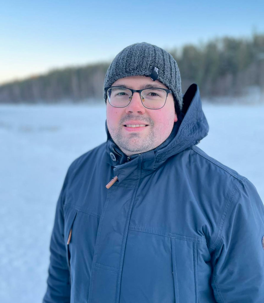 Kuvituskuva: Fullstack-kehittäjä Henri, ulkona talvimaisemassa otettu kasvokuva.