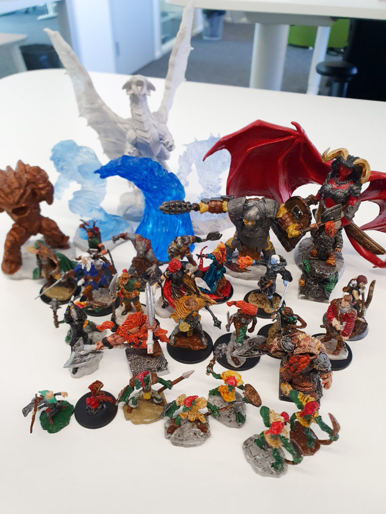 Kuvituskuva, jossa solidabislaisten tekemiä dungeons and dragons -figuureja pöydällä.
