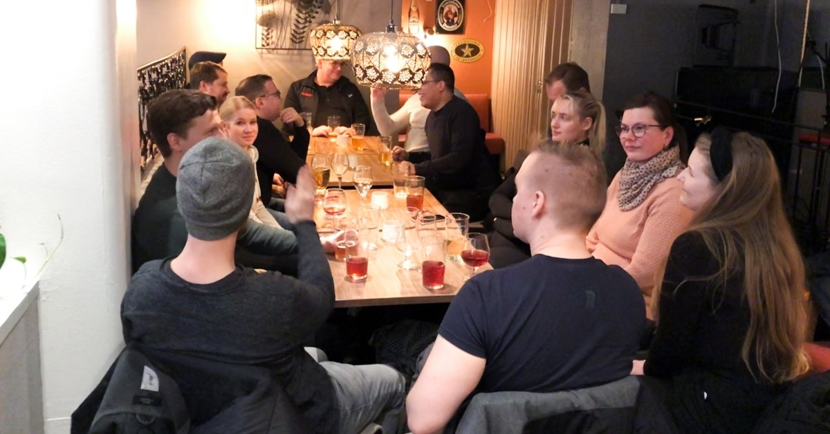 Kuvituskuva: Solidabislaiset aftereilla olutravintolassa, noin 15 solidabislaista istumassa pöydän ympärillä.