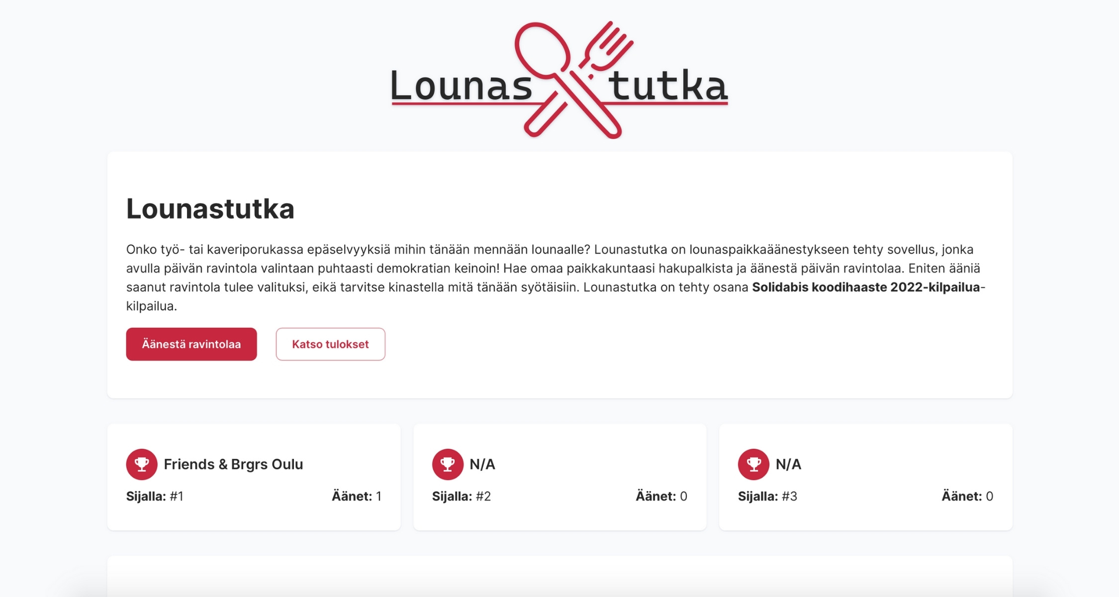 Koodihaasteen 2. sijan ratkaisun screenshot: Lounastutka-sovellus.
Logossa punainen haarukka ja lusikka ristissä. Tekstit mustalla ja tehostevärinä punainen. Äänestä ravintolaa ja Katso tulokset -nappulat.