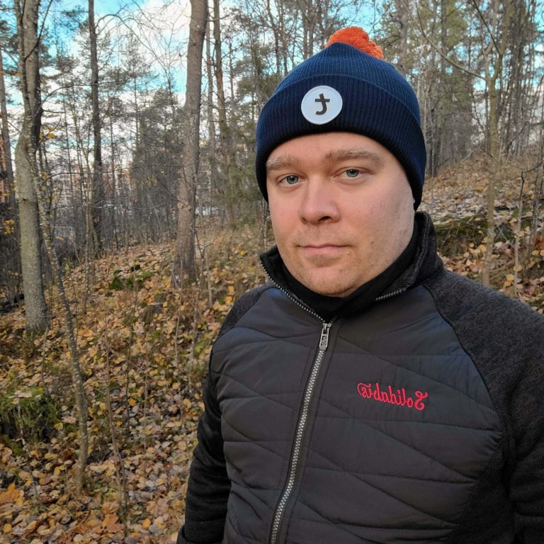 RPA-kehittäjä Juha Ollikainen, kasvokuva ja taustalla syksyinen metsä